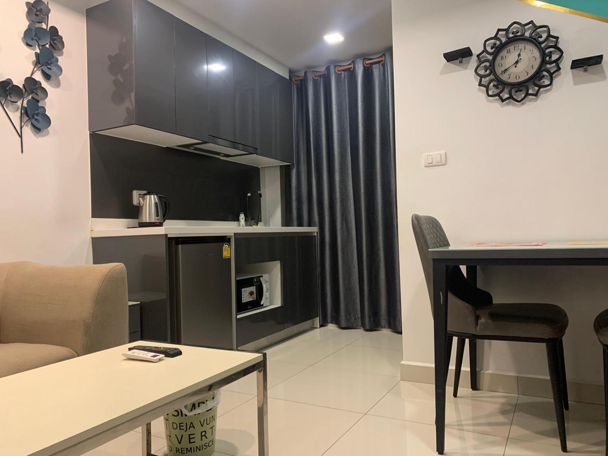 Apartment High Floor Pool View Near Walking Street Arcadia 高楼层泳池景 高速网络 智能电视 Pattaya